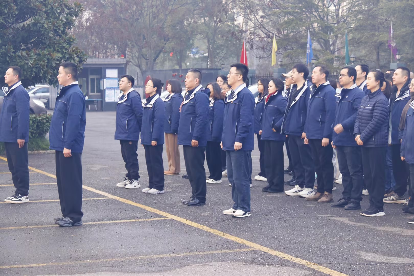 晨光映旗起新篇，凝新奮進(jìn)新征程